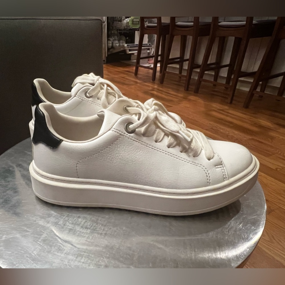 Steve Madden sz 7.5 women’s white sneaker. Very good condition and comfortable!
